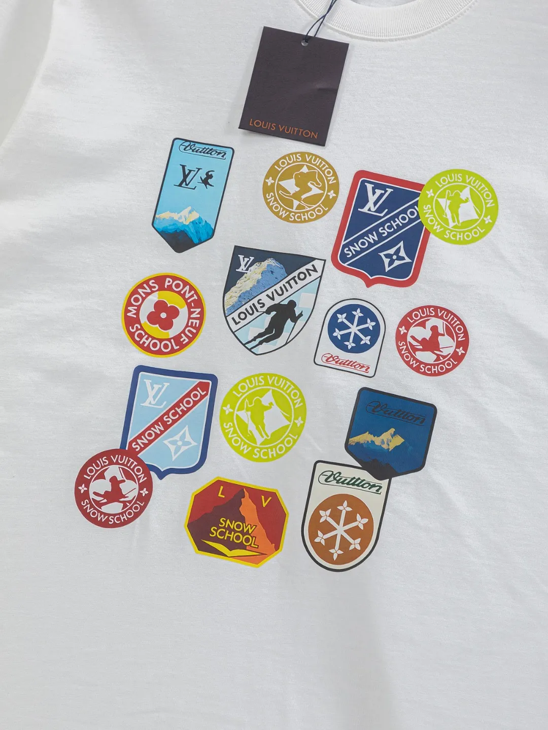 🅿️190 Louis Vuitton 1V LV micro-wide version S-XL LV 26ss New product counters are on the shelves at the same time Multi-process digital direct printing Various travel patches on the chest Micro-stamp printing Round-neck short-sleeved T-shirts, the same style for men and women! Consigned to one-to-one creation. Synchronized with the official website, pure cotton fabrics at the counter! It is close to the skin and comfortable, durable and easy to wear. It has a classic and simple logo design and meticulous original craftsmanship. Short-sleeves, a must-have item for men, do not appear to be the same for the general public, but must be unique and eye-catching. This LV short-sleeve is all about quality, comfort, the same shape and fashion as always, including fabrics and cutting techniques. All of them have been made with great effort! 320 grams of washed pure cotton fabric, pure cotton is breathable, very refreshing and comfortable for daily wear. The rib knitting on the neckline is smooth and tight, and the neckline will not be skewed if you toss it at will. The loose version, you will find that it looks really good on the upper body. The overall is minimalist and neat, super versatile for daily use! Pair it casually with a pair of pants for a youthful look. A T-shirt will make your outfit crazy. It is a fashionable item that can never go wrong! Color: Black White Gray Size: S-XL Size chart: S: Shoulder width 50-Bust 56-Length 70 M: Shoulder width 52-Bust 57-Length 72 L: Shoulder width 54-Bust 59-Length 74 XL: Shoulder width 56-Bust 62-Length 76